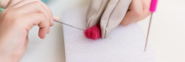 Ręka trzymająca igłę