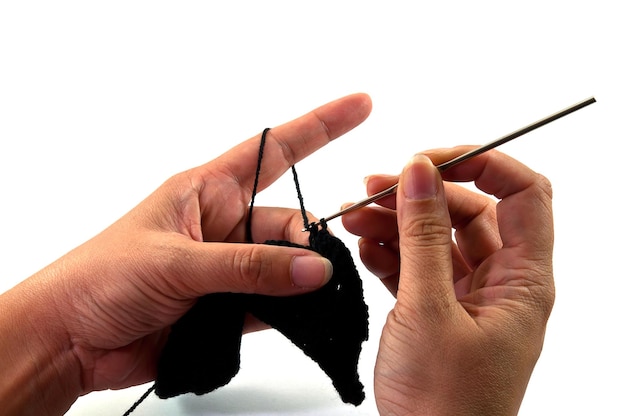 Zbliżenie na rękę wyszywającą haft